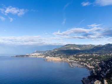 Fransız Riviera, Menton, Monte-Carlo ve Monaco 'nun hava manzarası ve Fransa-İtalya sınırından Ventimiglia' ya olan mavi Akdeniz, seyahat hedefi, yukarıdan panoramik manzara