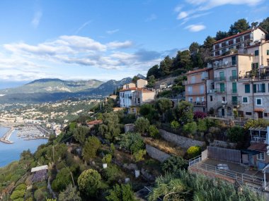 Fransız Riviera, Menton, dağlar ve Akdeniz üzerindeki hava manzarası Grimaldi köyü, Ventimiglia 'daki Fransız-İtalyan sınırından görüldüğü gibi, yukarıdan panoramik manzara