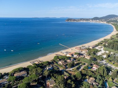 Botlardaki hava manzarası, Plage du Debarquement 'in berrak mavi suyu Cavalaire-sur-Mer ve La Croix-Valmer yakınlarındaki kumlu plaj, Fransız Riviera, Var, Provence, Fransa yaz tatili
