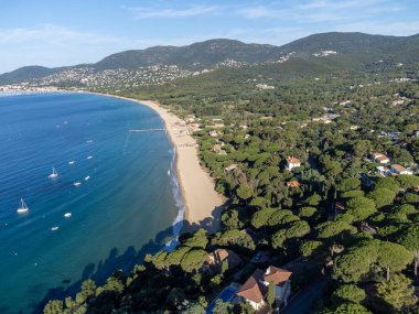 Botlardaki hava manzarası, Plage du Debarquement 'in berrak mavi suyu Cavalaire-sur-Mer ve La Croix-Valmer yakınlarındaki kumlu plaj, Fransız Riviera, Var, Provence, Fransa yaz tatili