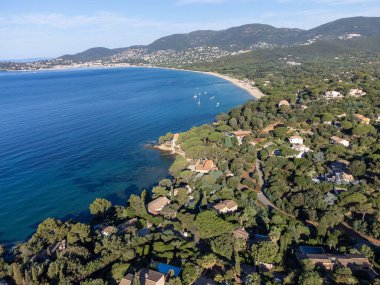 Botlardaki hava manzarası, Plage du Debarquement 'in berrak mavi suyu Cavalaire-sur-Mer ve La Croix-Valmer yakınlarındaki kumlu plaj, Fransız Riviera, Var, Provence, Fransa yaz tatili