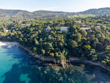 Botlardaki hava manzarası, Plage du Debarquement 'in berrak mavi suyu Cavalaire-sur-Mer ve La Croix-Valmer yakınlarındaki kumlu plaj, Fransız Riviera, Var, Provence, Fransa yaz tatili