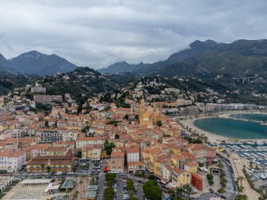 Fransız Riviera 'sı, renkli Menton eski şehri ve mavi Akdeniz' de Fransız-İtalyan sınırına yakın liman manzarası, seyahat yeri, yukarıdan panoramik manzara