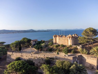 Körfezdeki hava manzarası, tepeler, eski kale, Fransız Rivierası 'ndaki ünlü Saint-Tropez kasabasının renkli evleri gün batımında, Var, Provence, Fransa, yaz tatili beldesi.