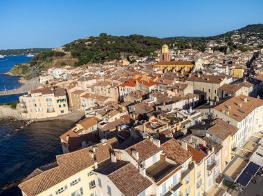 Rıhtımlar, plajlar, Fransız Riviera 'sındaki ünlü Saint-Tropez kasabasının eski renkli evleri gün batımında, Var, Provence, Fransa, yaz tatili beldesi