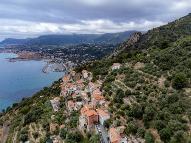 Fransız Riviera, Menton, Monte-Carlo ve Monako ve mavi Akdeniz 'in hava manzarası Grimaldi köyü, Ventimiglia' daki Fransız-İtalyan sınırından, seyahat yeri, yukarıdan panoramik manzara