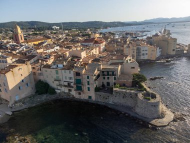 Rıhtımlar, plajlar, Fransız Riviera 'sındaki ünlü Saint-Tropez kasabasının eski renkli evleri gün batımında, Var, Provence, Fransa, yaz tatili beldesi