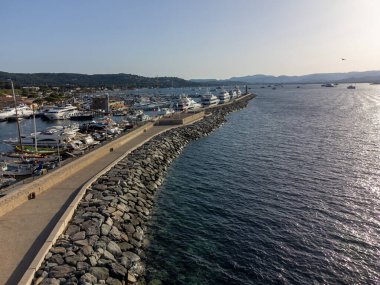 Fransız Riviera, Var, Provence, Fransa 'da gün batımında ünlü Saint-Tropez şehrinin tekneleri, yatları ve eski limanında hava manzarası.