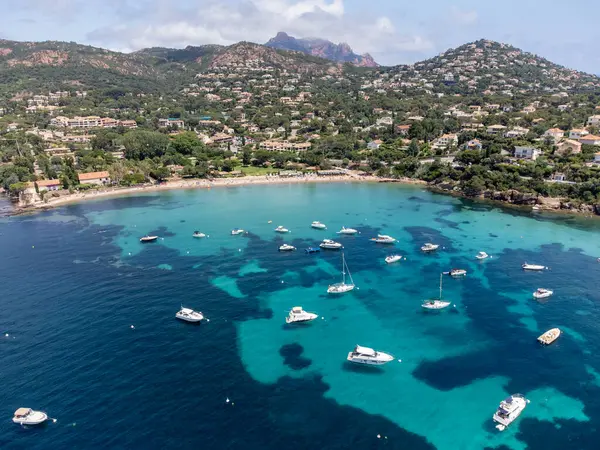 stock image Panoramic view from above on blue Mediterranean dea, sandy beach of Agay town, summer vacation destination near Esterel red mountains, French Riviera, Provence. France