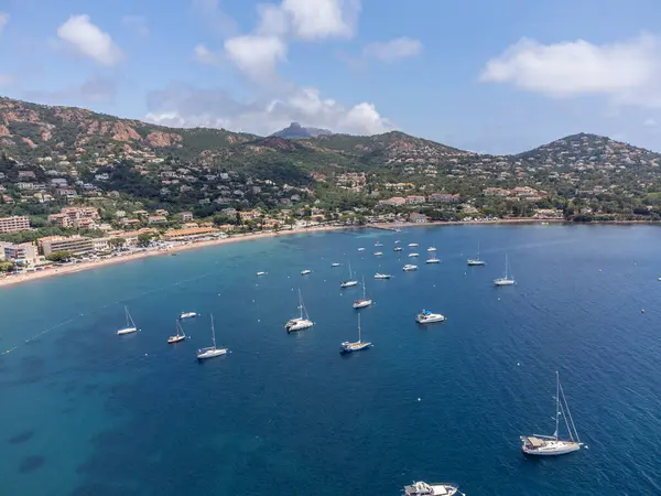 stock image Panoramic view from above on blue Mediterranean dea, sandy beach of Agay town, summer vacation destination near Esterel red mountains, French Riviera, Provence. France