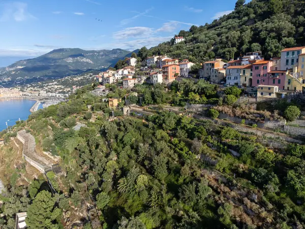 İtalyan Rivierası 'ndaki hava manzarası ve San Remo yakınlarındaki Ventimiglia, Grimaldi köyündeki Fransız-İtalyan sınırından gelen dağlar yukarıdan panoramik manzara.