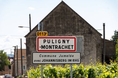 Yol tabelası Puligny-Montrachet köyü, Burgundy France şarabı. Chardonnay üzümlerinden yapılan kaliteli beyaz şarap Grand Cru sınıfı üzüm bağları ve pelerinlerde