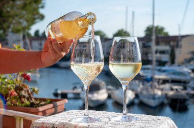 Port Grimaud limanında bir yat limanında soğuk hafif gül gris Cote de Provence şarabı yaz tatili Provence, Fransa 'da Fransız Riviera' sında şarap tatma