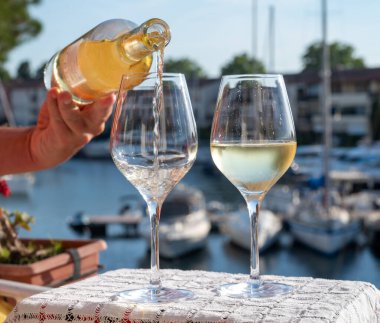 Port Grimaud limanında bir yat limanında soğuk hafif gül gris Cote de Provence şarabı yaz tatili Provence, Fransa 'da Fransız Riviera' sında şarap tatma