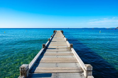 Sabah manzarası berrak mavi su ve Plage du Debarquement rıhtımında beyaz kumlu sahil Cavalaire-sur-Mer ve La Croix-Valmer, Fransız Riviera, Var, Fransa yaz tatili