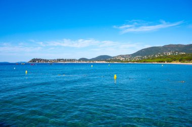 Sabah manzarası berrak mavi su ve Plage du Debarquement rıhtımında beyaz kumlu sahil Cavalaire-sur-Mer ve La Croix-Valmer, Fransız Riviera, Var, Fransa yaz tatili
