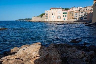 Fransız Rivierası 'ndaki ünlü turistik köy Saint-Tropez' de yürüyüş, yaz tatili, renkli evler, Var, Provence, Fransa, seyahat beldesi