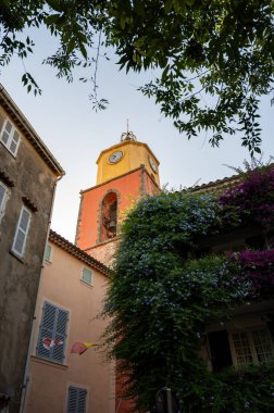 Fransız Rivierası 'ndaki ünlü turistik köy Saint-Tropez' de yürüyüş, yaz tatili, renkli evler, Var, Provence, Fransa, seyahat beldesi