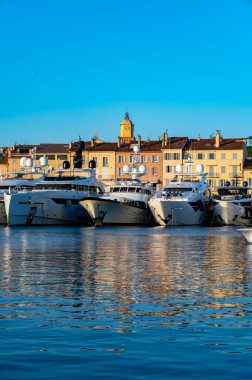 Saint-Tropez 'in eski limanı Fransız Rivierası' ndaki ünlü turistik köy, büyük yat tekneleri ve renkli evleri olan yaz tatili, Fransa