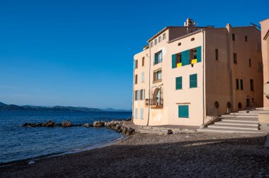 Fransız Rivierası 'ndaki ünlü turistik köy Saint-Tropez' de yürüyüş, yaz tatili, renkli evler, Var, Provence, Fransa, seyahat beldesi