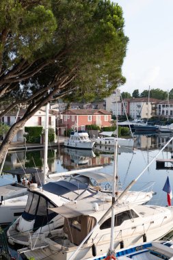 Fransız Rivierası, seyahat ve yaz tatilleri, Fransa 'nın güneyindeki Grimaud, Var, Provence Limanı' ndaki evler, çatılar, kanallar ve tekneler manzaralı.