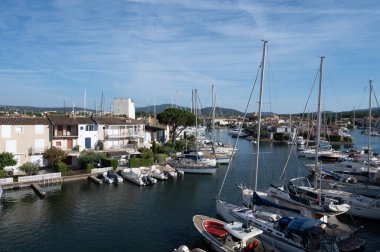 Fransız Rivierası, seyahat ve yaz tatilleri, Fransa 'nın güneyindeki Grimaud, Var, Provence Limanı' ndaki evler, çatılar, kanallar ve tekneler manzaralı.