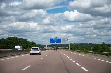 Yaz aylarında yolda araba kullanmak, Lille, Nancy ve diğer Fransız şehirlerine yol işaretleri, Fransa 'da farklı tip veya yollar, ulaşım ve trafik sorunları