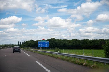 Yaz aylarında yolda araba kullanmak, Lille, Nancy ve diğer Fransız şehirlerine yol işaretleri, Fransa 'da farklı tip veya yollar, ulaşım ve trafik sorunları