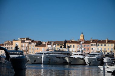 Saint-Tropez 'in eski limanı Fransız Rivierası' ndaki ünlü turistik köy, büyük yat tekneleri ve renkli evleri olan yaz tatili, Fransa