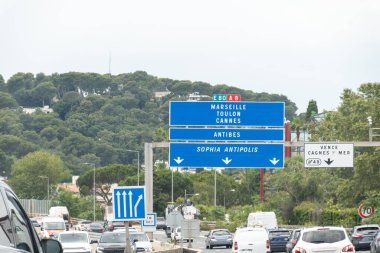 A8 yolunda araba kullanmak, Marsilya, Digne, Fransa 'nın güneyinde Fransız Rivierası' nda trafik sıkışıklığı.