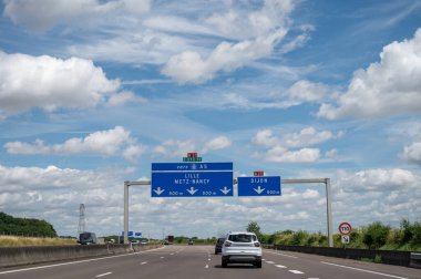 Yaz aylarında yolda araba kullanmak, Lille, Nancy ve diğer Fransız şehirlerine yol işaretleri, Fransa 'da farklı tip veya yollar, ulaşım ve trafik sorunları