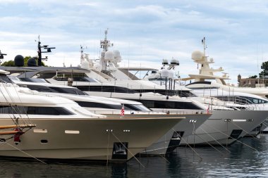 Monako Prensliği 'ndeki Monte-Carlo şehrinin eski limanında yürümek, evler ve büyük yat tekneleri, Akdeniz' deki turistik varış yeri