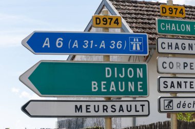 Yazın yolda giderken, Dijon, Beaune ve diğer Fransız şehirlerine yol işaretleri, Fransa 'da farklı tipler veya yollar, ulaşım ve trafik sorunları