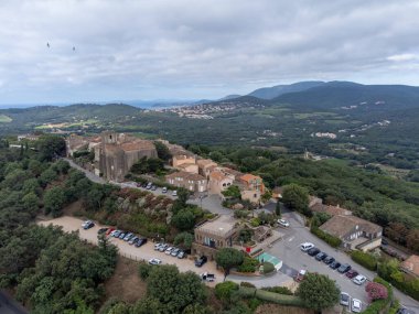 Yukarıdan Fransız Rivierası manzarası, tepeler, evler ve yeşil üzüm bağları Cotes de Provence, Saint-Tropez yakınlarındaki gül şarabı üretimi, Gassin, Pampelonne plajı, Var, Fransa