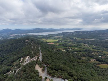 Yukarıdan Fransız Rivierası manzarası, tepeler, evler ve yeşil üzüm bağları Cotes de Provence, Saint-Tropez yakınlarındaki gül şarabı üretimi, Gassin, Pampelonne plajı, Var, Fransa