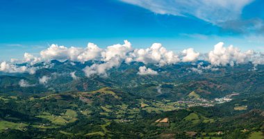 Eski ahşap trenle Larrun 'a ya da La Rhune' ye giden Larhune Dağı, Fransa ve İspanya sınırındaki Pireneler 'in batı ucunda geleneksel Bask İşçi Partisi ve Navarra eyaletlerinde yer alır..