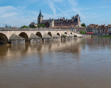Loire nehri kıyısındaki Gien kasabasının eski bir kısmının manzarası, Loiret departmanı, Fransa, kiremit çatılı evler ve bacalar, kale ve köprü.