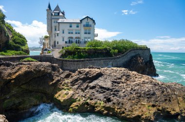 Güneşli bir günde Biarritz şehrinin turistik evleri ve sokakları, Bask Ülkesi, Atlantik Okyanusu Körfezi, Fransa