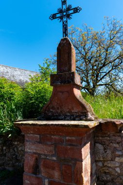 Collonges-la-Rouge köyü. Fransa 'nın en güzel köylerinden biri. Kırmızı taşlardan yapılmış evleri var.