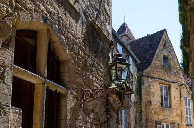 Ortaçağ tarihi merkezi, UNESCO sitesi ve kışın meşhur Perigord trüf mantarı işaretli Fransız Dordogne, Yeni Aquitaine 'deki Sarlat-la-Caneda veya Sarlat kasabası
