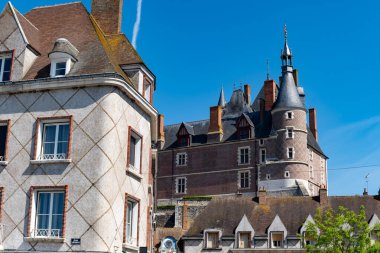 Gien kasabasının eski kesimindeki ev ve kale manzaraları Loire nehrinde, Fransa 'nın Loiret bölgesinde.