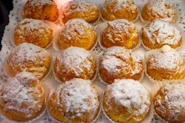 Birçok Chouquette veya petits choux, Fransa 'da Bordeaux, Fransa' da, şekerli ve fırında pişirilmiş küçük choux böreklerinden oluşan küçük Fransız pastanesidir.