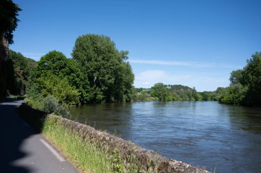 Dordogne nehri boyunca sürüyorum  