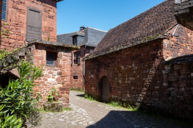 Collonges-la-Rouge köyü. Fransa 'nın en güzel köylerinden biri. Kırmızı taşlardan yapılmış evleri var.