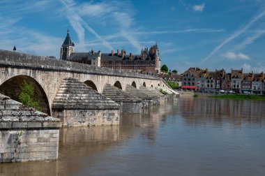 Loire nehri kıyısındaki Gien kasabasının eski bir kısmının manzarası, Loiret departmanı, Fransa, kiremit çatılı evler ve bacalar, kale ve köprü.