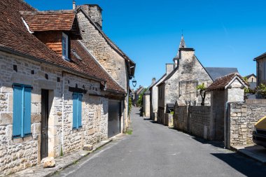 Souillac, Fransa 'nın Lot Bölgesi' nde, Dordogne nehri kıyısındaki cevizleri, çilekleri, evleri ve caddeleriyle tanınan küçük bir pazar kasabasıdır.