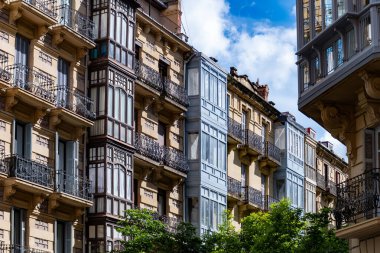 Şık şehir merkezi, San Sebastian ya da Donostia şehrinin pencere ve balkonu, İspanya 'nın kuzeyindeki Bask Ülkesi' nde turistik bir yer.