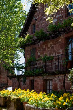 Collonges-la-Rouge köyü. Fransa 'nın en güzel köylerinden biri. Kırmızı taşlardan yapılmış evleri var.