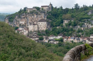Fransa 'nın güneybatısındaki Lot departmanında seyyahların güzergahında yer alan Rocamadour ortaçağ köyü, yağmurlu bir günde panoramik manzara olan Dordogne Nehri' nin akarsuvaryumunun yukarısındaki vadide yer alması nedeniyle ziyaretçileri cezbetti.