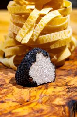 İtalyan siyah mantarlı vejetaryen makarna pişiriyorum. Lezzetli aromatik mantar, kapat.